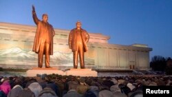 지난해 12월 북한 주민들이 평양 만수대에서 김일성과 김정은 동상에 절하고 있다. (자료사진)
