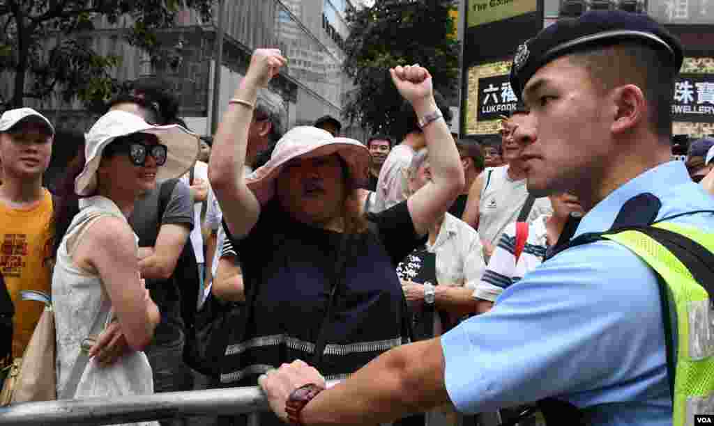 香港警方阻止市民中途加入7-1大遊行隊伍,引起市民不滿。 (美國之音湯惠芸拍攝)