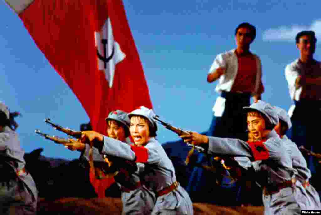 1972年美国总统尼克松访问中国时,中方请他观看芭蕾舞剧《红色娘子军》。白宫工作人员拍下这张照片