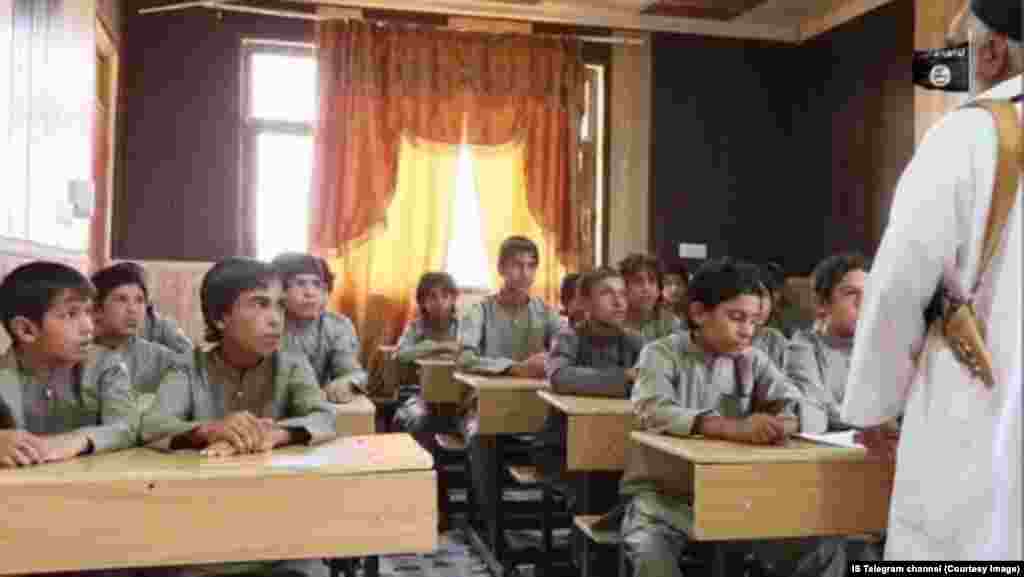 IŞİD'in kontrolundaki Rakka'da ortaokula başlayan çocuklar
