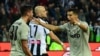 Gelandang Juventus Rodrigo Bentancur (kiri) merayakan gol pertama Juventus bersama penyerang Juventus, Cristiano Ronaldo, dalam laga liga Italia Serie A, antara Udinese Calcio melawan Juventus di Stadion Dacia Arena di Udine, 6 Oktober 2018.