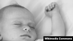 Studi baru mendapati bahwa membiarkan bayi menangis hingga dia tertidur, tidak akan menyebabkan gangguan psikologis jangka panjang. (Foto: ilustrasi).