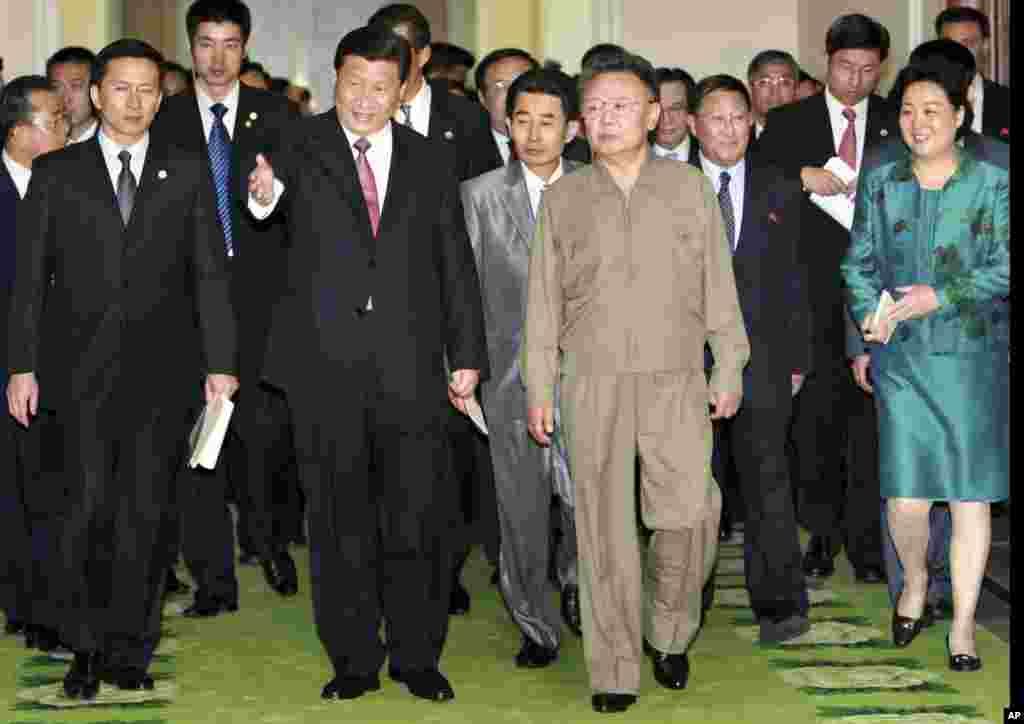 2008年6月18日,中国国家副主席习近平和朝鲜领导人金正日在平壤走向会议厅。这是习近平就任国家副主席后的第一次出访。但习近平就任中共总书记之后,对朝鲜冷淡,没去访问过。2018年3月金正恩访华后,两国关系改善。 4月中旬,美国有线电视台CNN报道说,习近平准备尽快访问朝鲜。中国外交部发言人华春莹在例行记者会上说,她不了解有关习近平计划访问朝鲜的信息,但中国和朝鲜有高层互访的传统。金正恩访问北京期间曾邀请习近平访问朝鲜,据报道习近平当时欣然接受。 