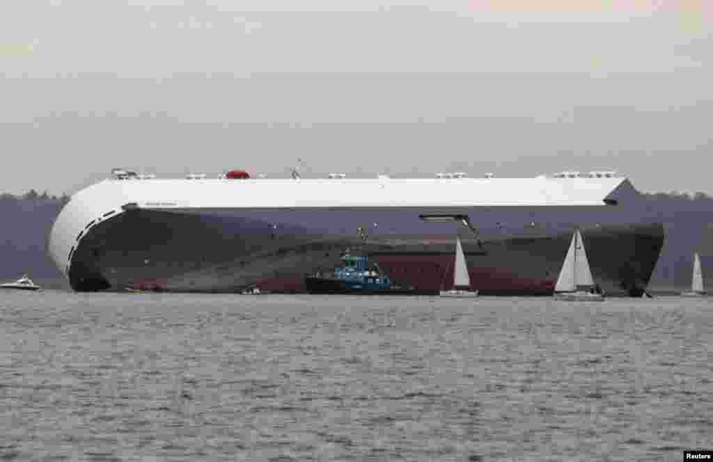 Kapal kargo Hoegh Osaka terguling setelah kandas di muara Solent, dekat Southampton, Inggris selatan.