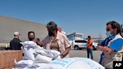 Linda Thomas-Greenfield, Duta Besar AS untuk PBB, memeriksa bantuan di perbatasan Bab al-Hawa antara Turki dan Suriah, 3 Juni 2021. (US Embassy in Turkey via AP)