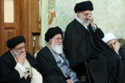 از راست: صادق لاریجانی، آیت الله خامنه‌ای، احمد علم الهدی و ابراهیم رئیسی