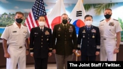 지난 4월 하와이에서 개최된 미한일 합참의장 회의에 마크 밀리 미 합참의장(중앙)과 원인철 한국 합참의장(오른쪽), 야마자키 고지 일본 통합막료장(왼쪽)이 참석했다. 필립 데이비슨 인도 태평양사령관(오른쪽 끝)과 후임 존 아퀼리노 신임 사령관(왼쪽 끝)도 배석했다.