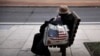 Seorang perempuan tunawisma duduk di bangku di pusat kota Washington, 1 September 2015. Sekelompok pensiunan berbahasa Rusia di Los Angeles memutuskan untuk membantu tunawisma tidak merasa sendirian. (Foto: Reuters)