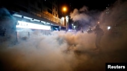 星期六晚上抗議者在港鐵元朗站靜坐抗議，警方施放催淚彈。（路透社） 