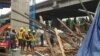 Komisi V DPR RI meninjau kecelakaan kerja proyek infrastruktur tiang pancang tol Becakayu (Bekasi Cawang Kampung Melayu) roboh pada Selasa (20/2) dinihari. (Foto:VOA/Andylala)