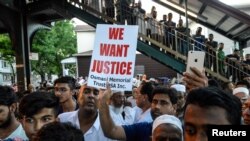 Warga Muslim melakukan unjuk rasa untuk menuntut keadilan, di lokasi di mana Imam Maulama Akonjee dan temannya ditembak tewas di Queens, New York, Sabtu (13/8).