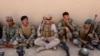 Seorang marinir AS (tengah) berbincang dengan para tentara dari Angkatan Bersenjata Nasional Afghanistan, di Provinsi Helmand, Afghanistan, 5 Juli 2017. 