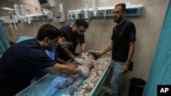 Palestinsko dete povređeno u napadu izraelskih snaga (Foto: AP/Adel Hana)