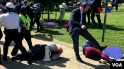 抗议者在土耳其驻华盛顿大使官邸外被土耳其保安人员殴打在地 (2017年5月17日)