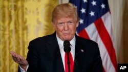 Donald Tramp na konferenciji za novinare u Beloj kući