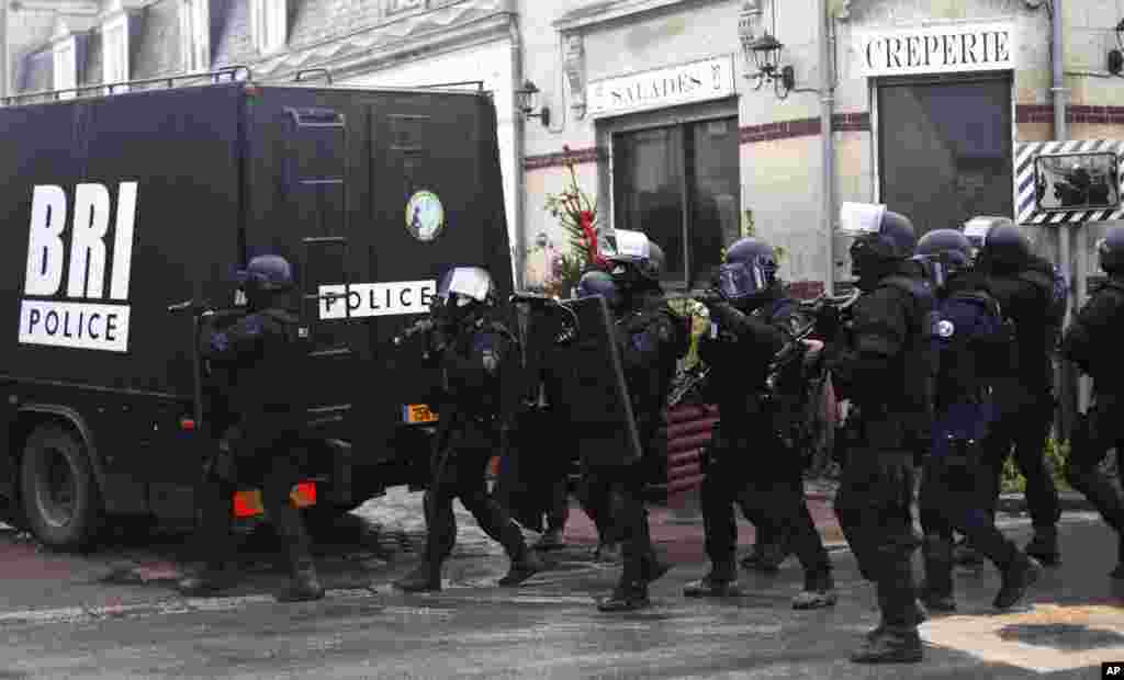 Polisi Perancis melakukan patroli di Longpont, Paris utara untuk memburu dua tersangka pelaku serangan atas tabloid Charlie Hebdo.