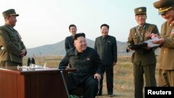 지난해 10월 북한 김정은 국방위원회 제1위원장이 공군 '검열비행훈련'을 참관하는동안 최룡해 당 비서(가운데 오른쪽)와 오일정 당 부장(가운데 왼쪽)이 밀착 수행하고 있다. (자료사진)