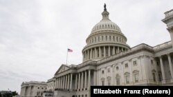 Sejumlah kendaraan terparkir di luar gedung Capitol di pagi hari para Senat kembali untuk rapat di Washington, Sabtu, 31 Juli 2021. (Foto: Elizabeth Frantz/Reuters)