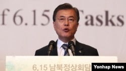 문재인 한국 대통령이 15일 6·15 남북정상회담 17주년 기념식이 열린 서울 여의도 63빌딩 컨벤션센터에서 축사하고 있다. 