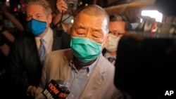 홍콩 국가보안법 위반 혐의로 체포됐던 '빈과일보' 사주 지미 라이가 11일 보석으로 풀려났다.