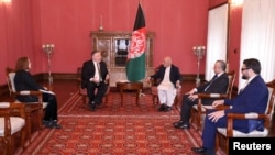 အာဖဂန်နစ္စတန် သမ္မမတ Ashraf Ghani နှင့် သွားရောက်တွေ့ဆုံ ညှိနှိုင်းခဲ့သည့် အမေရိကန်နိုင်ငံခြားရေးဝန်ကြီး Mike Pompeo. (မတ် ၂၃၊ ၂၀၂၀)