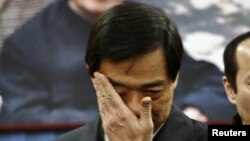 2007年1月17日原重庆市共产党党委书记薄熙在北京薄一波灵堂抹眼泪。