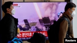 Ljudi hodaju pored TV ekrana u vreme emitovanja vesti o lansiranju severnokorejske balističke rakete u svoje istočne vode, u Seulu, Južna Koreja, 3. novembra 2022.