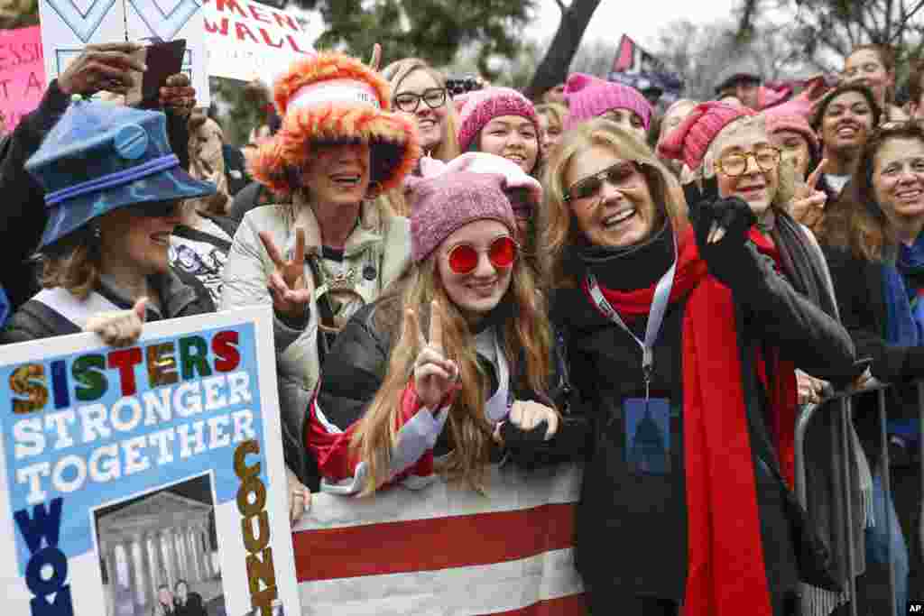 Ikon feminisme tahun 1970an, Gloria Steinem (tengah, kanan) menyapa para demonstran di barikade sebelum berbicara pada protes Women's March di Washington pada hari pertama Donald Trump menjabat sebagai presiden (21/1). (AP/John Minchillo)