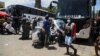 Stasiun bus dipadati penumpang di tengah penyebaran varian Omicron di Johannesburg, Afrika Selatan (foto: dok). 