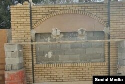 بنّایی برای ساخت لوکیشن یک فیلم تاریخی در حریم باغ تاریخی عفیف‌آباد شیراز (عکس از شبکه‌های اجتماعی)