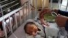 Seorang bayi yang baru lahir dirawat di Rumah Sakit Anak Ataturk sehari setelah diselamatkan dari serangan maut di rumah sakit bersalin lain, di Kabul, Afghanistan, Rabu, 13 Mei 2020. (Foto: AP)