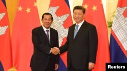 Perdana Menteri Kamboja Hun Sen berjabat tangan dengan Presiden China Xi Jinping sebelum pertemuan mereka di Aula Besar Rakyat di Beijing, China, 29 April 2019. (Foto: Madoka Ikegami via REUTERS)