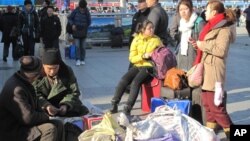 在北京站等候上車返鄉的農民工