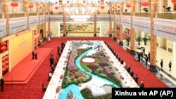 人造雪、國宴桌、維族火炬手：冬奧表象與現實落差有多大？