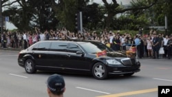 Mobil yang membawa Kim Jong-un tiba di Istana di Singapura, 10 Juni 2018, untuk bertemu dengan Perdana Menteri Singapura Lee Hsien Loong sebelum KTT dengan Presiden AS Donald Trump dan pemimpin Korea Utara Kim Jong-un. 