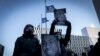 Para pengunjuk rasa membawa foto Amir Locke dalam aksi protes mengutuk pembunuhan terhadap Locke di luar gedung pemerintahan di Minneapolis, Minnesota, pada 5 Februari 2022. (Foto: AFP/Kerem Yucel)