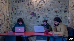 از راست به چپ فرد اول فهدشاه مسوول پورتال کشمیر والا در دفتر کارش در سرینگر