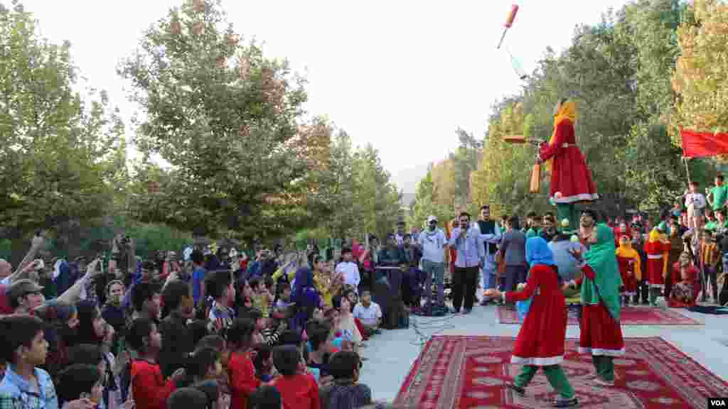 تیم دختران سرکس در حال نمایش 