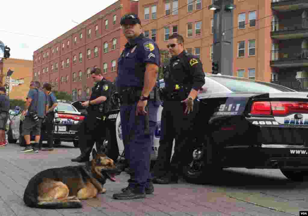 Law enforcement personnel continue probing for details into Thursday’s ambush of police officers at a demonstration in Dallas, Texas, July 9, 2016. (G. Tobias/VOA News)