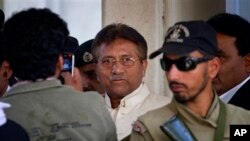 Mantan Presiden Pakistan Pervez Musharraf meninggalkan pengadilan di Rawalpindi, Pakistan (17/4). Ia ikut disidik dalam kasus pembunuhan Benazir Bhutto. 