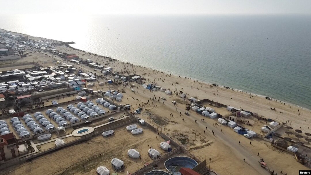 資料照片：巴勒斯坦人在加沙走廊中部的海灘等待空投物資。(2024年2月26日）