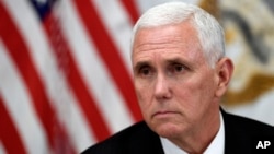 Wapres AS, Mike Pence, menyimak di Kantor Sermonial Wapres di lingkungan Gedung Putih dalam sebuah pertemuan dengan anggota keluarga eksekutif Citgo yang ditahan di Venezuela, 2 April 2019 (foto: AP Photo/Susan Walsh)