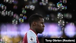 Pesepak bola asal West Ham United Kurt Zouma bersiap sebelum pertandingan antara klubnya melawan Watford yang digelar di Stadion London, Inggris, pada 8 Februari 2022. (Foto: Reuters/Tony Obrien)