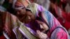 Wanita Pakistan melakukan salat Jumat di masjid bersejarah Badshahi selama bulan puasa Ramadhan, di Lahore, Pakistan, 24 Juni 2016. (Foto: AP)