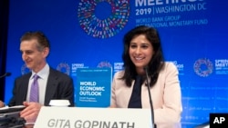 Kepala Ekonom IMF Gita Gopinath (kanan) dan Wakil Direktur Departemen Riset IMF, Gian Maria Milesi-Ferretti dalam konferensi pers di Washington DC, Selasa (9/4).