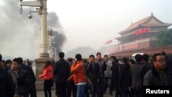 지난 28일 중국 톈안먼 광장에서 일어난 차량 돌진 사고 현장 주변에 사람들이 몰려있다.