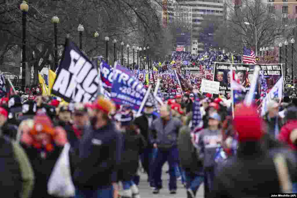 Apoiantes do Presidente Donald Trump marcham na capital, contra a confirmação dos votos do colégio eleitoral a ter lugar no capitólio, em Washington DC, 6 de Janeiro 2021