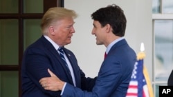 Presiden AS Donald Trump dan PM Kanada Justin Trudeau dalam pertemuan di Gedung Putih, 20 Juni 2019 (foto: dok). 