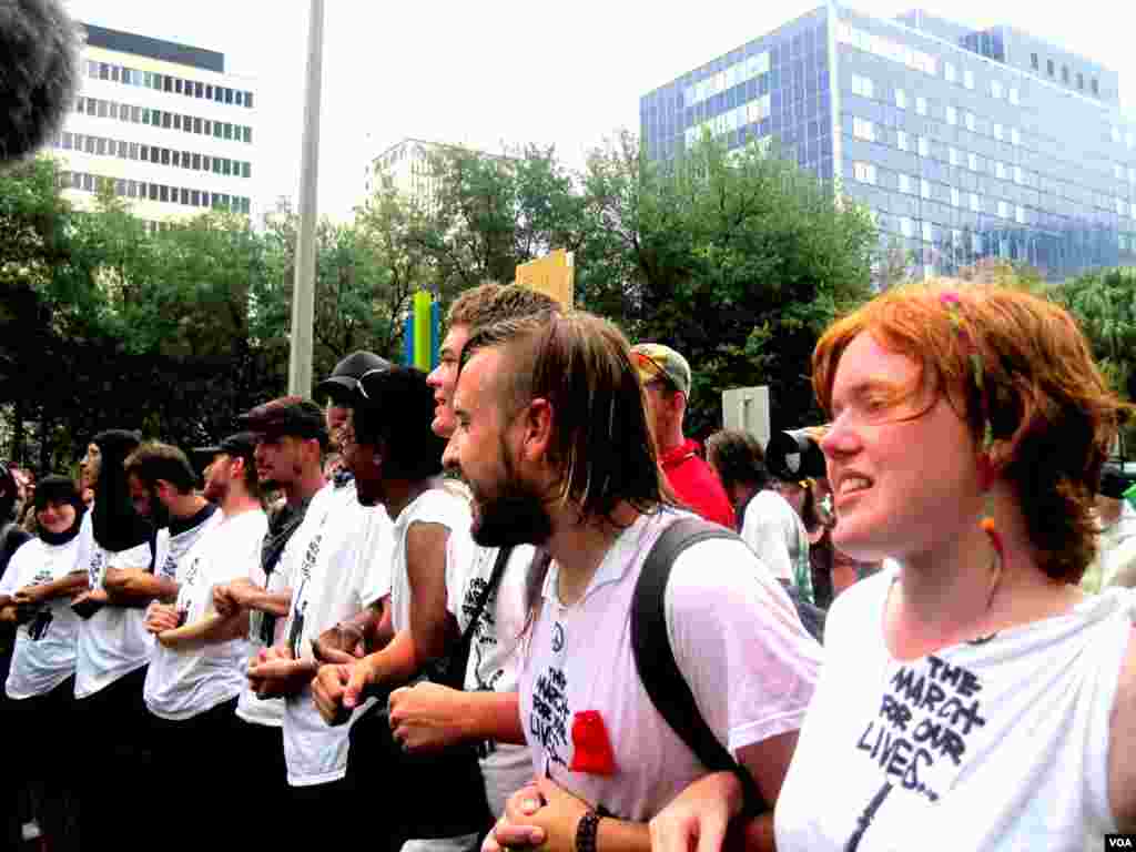 Para demonstran dari kelompok Occupy Tampa meneriakkan slogan-slogan saat menggelar aksi protes di dekat arena Konvensi Nasional Partai Republik, Tampa, Florida, Senin (Eva Mazrieva/VOA).
