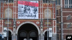 Museum Rijks, Museum Nasional di Amsterdam dengan menampilkan poster pameran, “Revolusi! Indonesia Merdeka”, Rabu, 9 Februari 2022. (AP/Mike Corder)